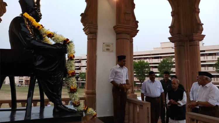 बुधवार को जब प्रणब मुखर्जी नागपुर पहुंचे