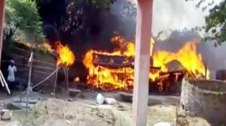 दबंगों ने दलित बस्ती के 15 घरों को आग लगा दी थी