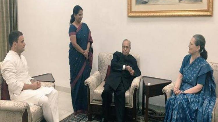 पूर्व राष्ट्रपति प्रणब मुखर्जी के साथ सोनिया गांधी और राहुल गांधी (फाइल फोटो)