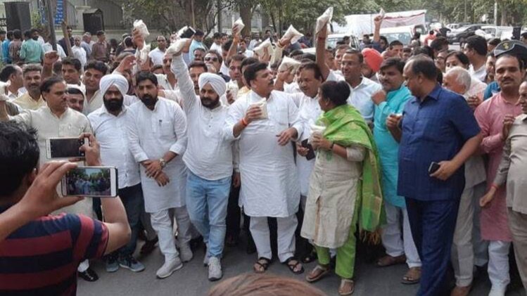 आप नेताओं ने पीएम आवास पर भेजा राशन