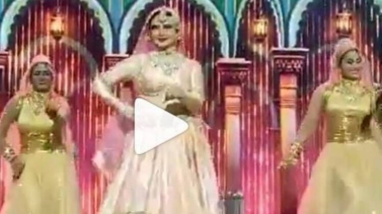 आईफा के मंच पर परफॉर्म करते हुए रेखा