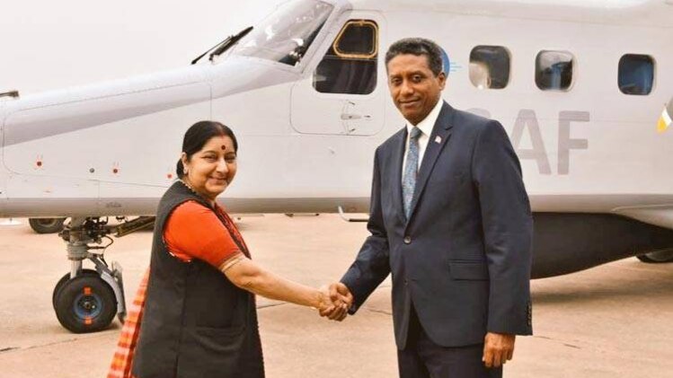 सुषमा स्वराज ने सौंपा एयरक्राफ्ट 