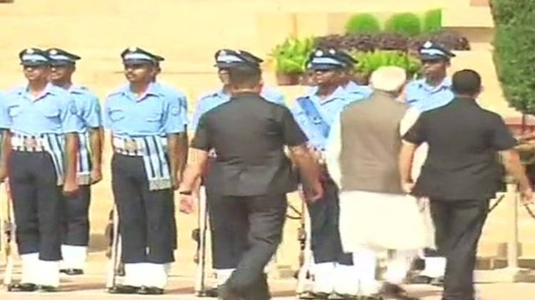 बेहोश जवान का हाल लेने पहुंचे मोदी