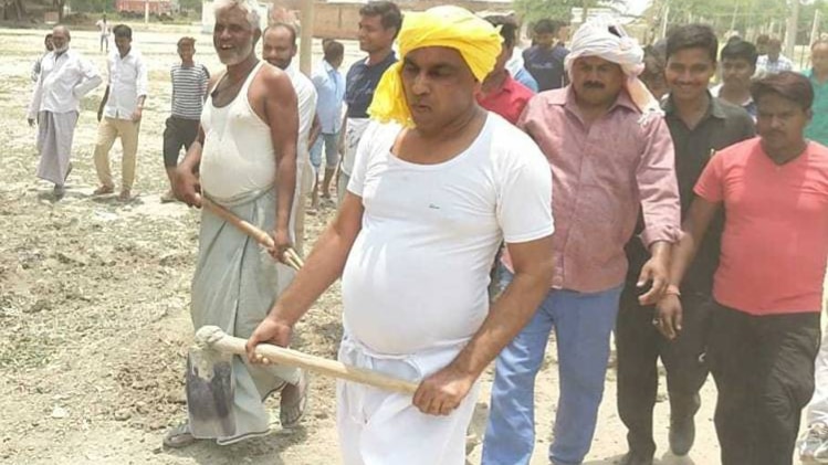 ओमप्रकाश राजभर ने खुद उठाया फावड़ा