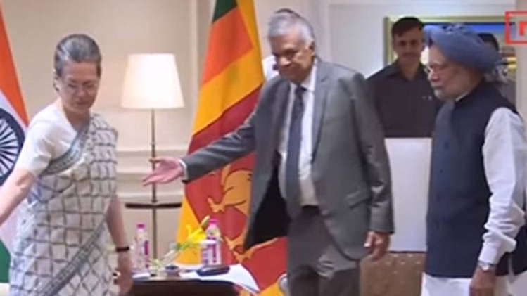 सोनिया ने किया मनमोहन सिंह को सामने वाली कुर्सी पर बैठने का इशारा