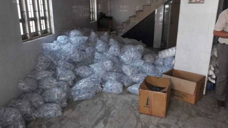 जब्त किए गए पानी के पाउच