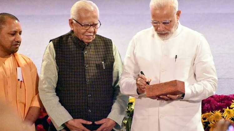 लखनऊ में मोदी ने रखी 81 परियोजनाओं की नींव