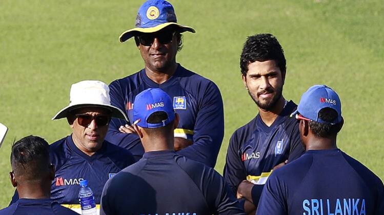 दिनेश चांडीमल और श्रीलंकाई टीम प्रबंधन (getty images)