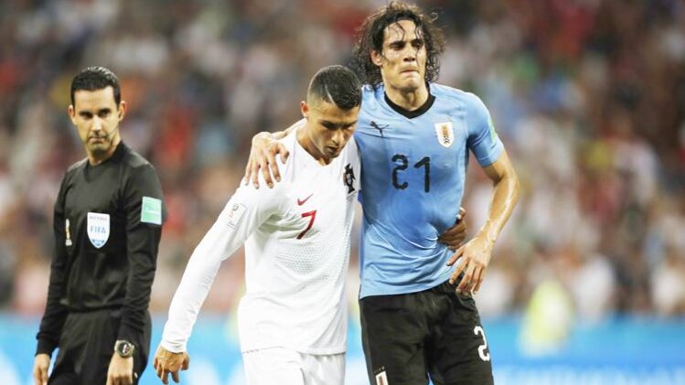 कवानी को कंधे पर ले जाते रोनाल्डो 