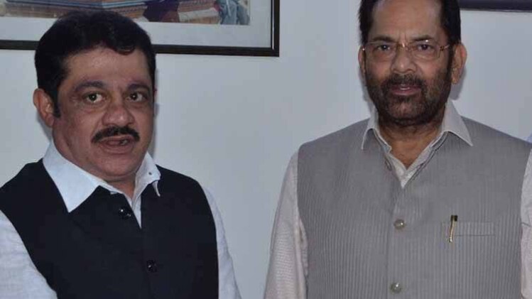 केंद्रीय मंत्री नकवी के साथ कर्नाटक के मंत्री जमीर अहमद (फाइल)