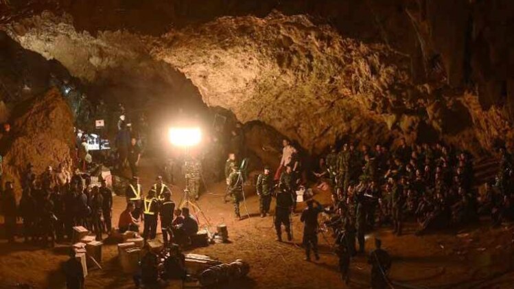 बचाव अभियान में जुटे रिस्क्यू अधिकारी (getty images)