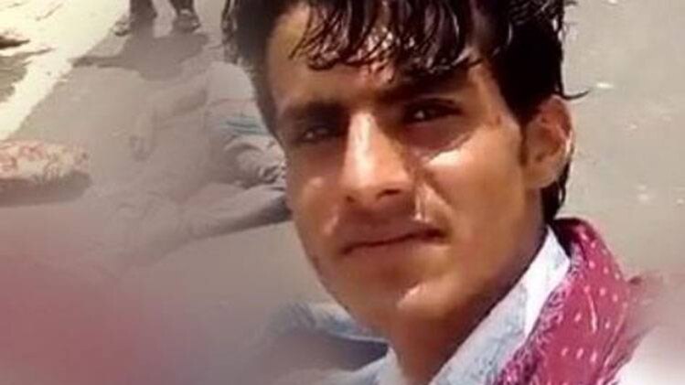 दुर्घटना के बाद सेल्फी लेता एक युवक 