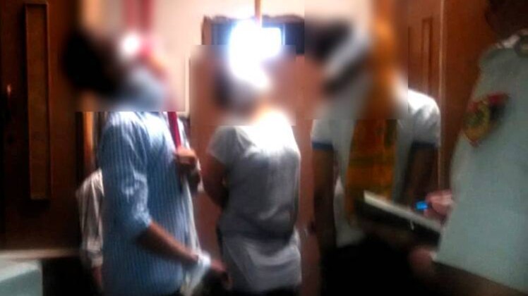 एक घर में 11 लोगों के शव