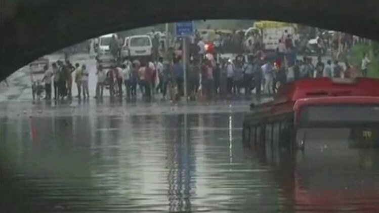 मिंटो रोड अंडरपास पर भरा पानी