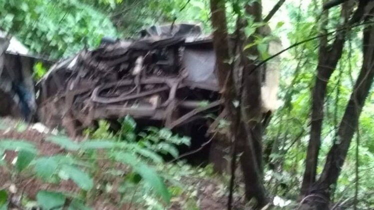 खाई में गिरी बस