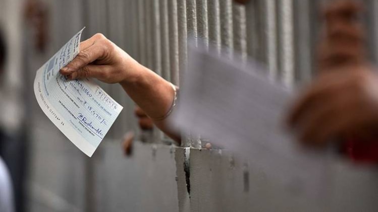 चेक बाउंस हुआ तो होगी 2 साल की जेल, संसद में पारित हुआ बिल - cheque bounce cases pendency jail negotiable instruments act passed - AajTak