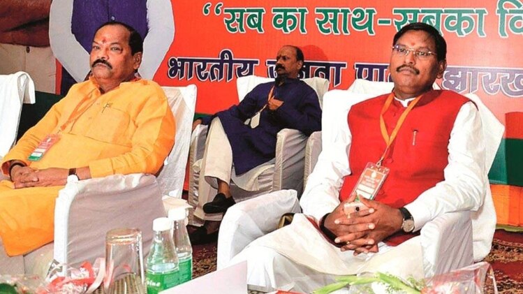 अर्जुन मुंडा के साथ रघुबर दास (बाएं)