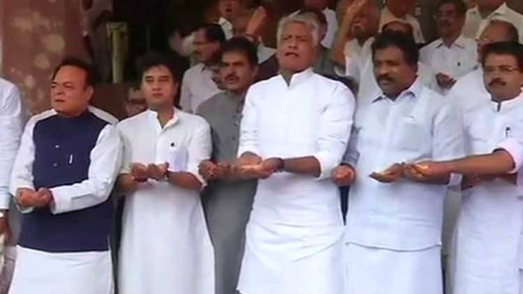 संसद परिसर में एमएसपी पर प्रदर्शन करते कांग्रेस सांसद.