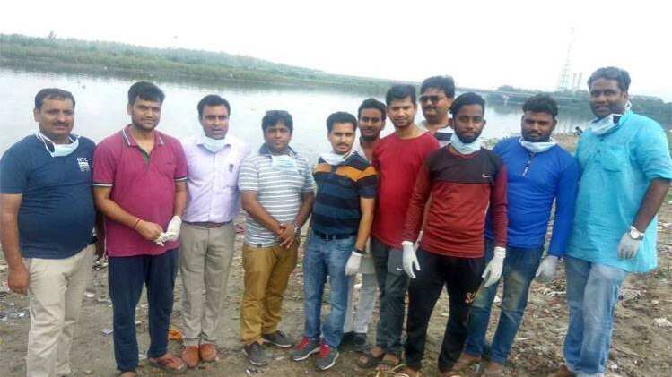 यमुना सफाई में जुटे युवा