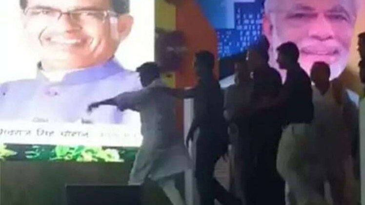 कांग्रेस विधायक महेंद्र सिंह सिसोदिया को स्टेज से उतारते सुरक्षाकर्मी (Twitter)