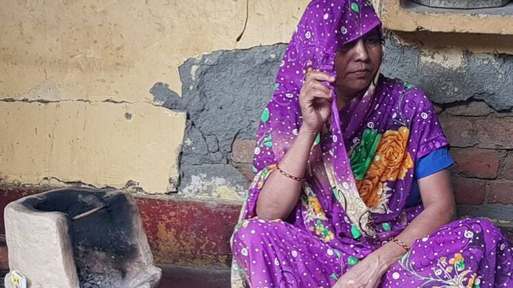 टूटे घरों में रहने को मजबूर लोग