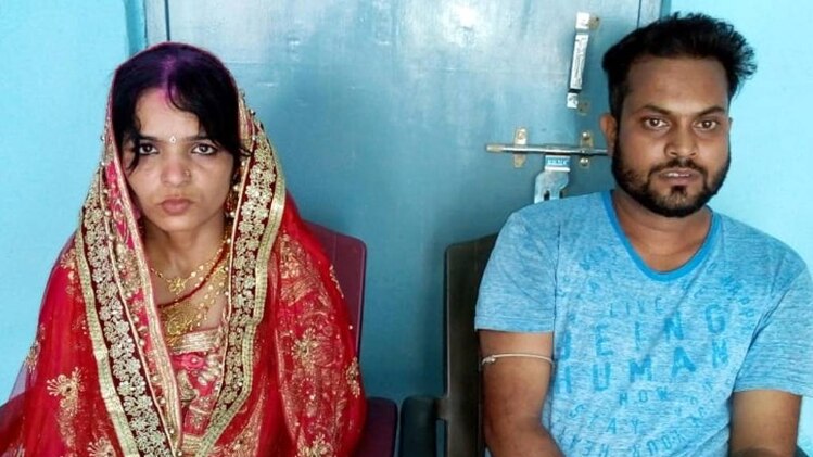 दुल्हन के साथ दुर्गाशरण, फोटो- IANS