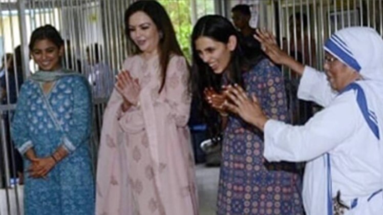 बालगृह में नीता अंबानी, ईशा अंबानी, श्लोका मेहता