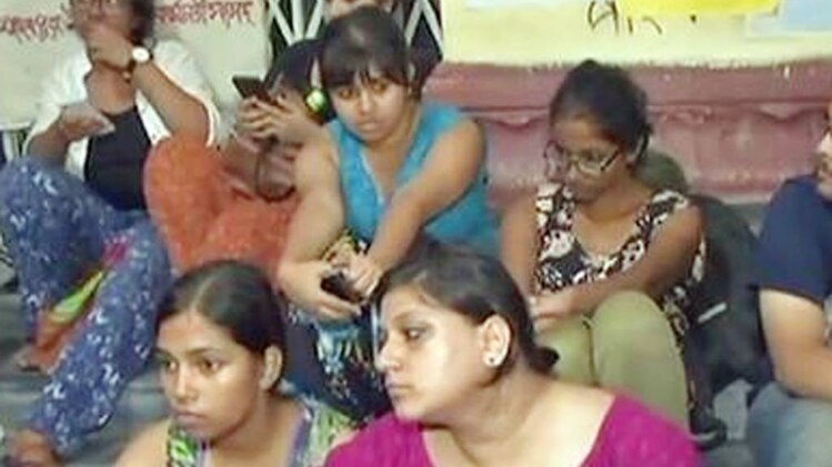 जाधवपुर यूनिवर्सिटी में भूख हड़ताल (फोटो- ANI)