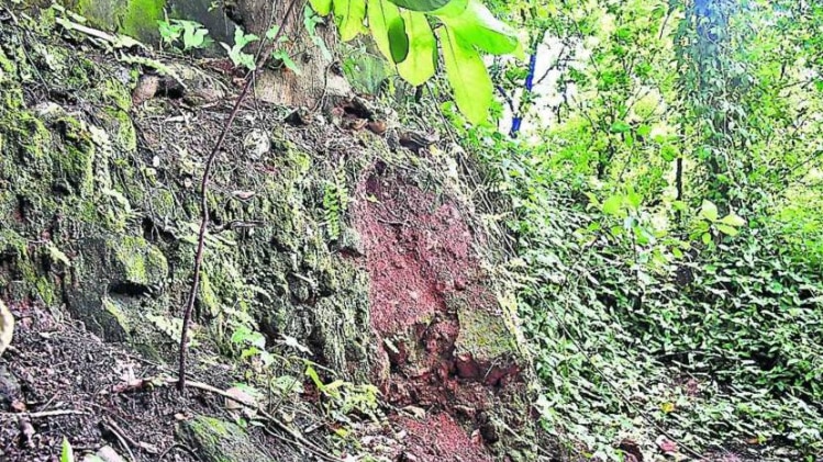 पहाड़ी मंदिर में भू-स्खलन का खतरा 