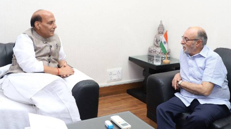 राजनाथ सिंह के आवास से बाहर आते उपराज्यपाल