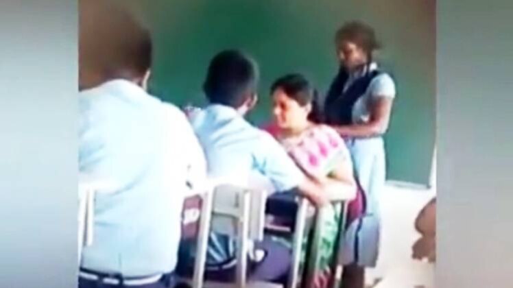 बच्चों से मालिश करवा रही महिला टीचर