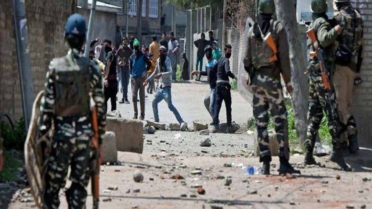 घाटी में पत्थरबाजी करते युवा (फाइल फोटो)