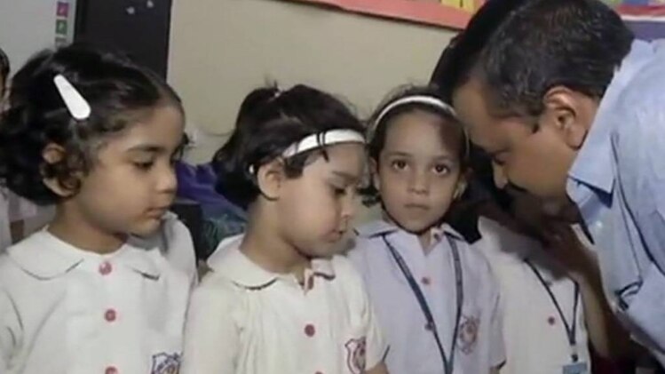 राबिया स्कूल में सीएम अरविंद केजरीवाल (फोटो: ANI)