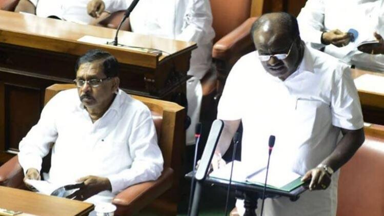 बजट पढ़ते हुए कर्नाटक के सीएम एचडी कुमारस्वामी