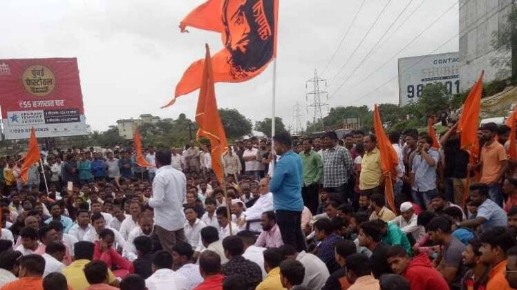 मराठा क्रांति मोर्चा ने पुणे हाइवे किया जाम (फोटो- गोपाल हारने)