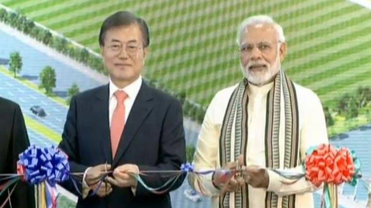 नोएडा में दुनिया की सबसे बड़ी मोबाइल फैक्ट्री का उद्घाटन