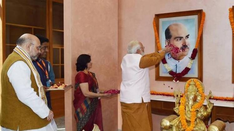 श्यामा प्रसाद मुखर्जी की तस्वीर पर पुष्प अर्पित करते पीएम नरेंद्र मोदी (फाइल फोटो)