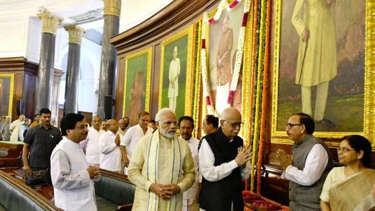 संसद भवन में PM नरेंद्र मोदी, BJP नेता LK आडवाणी ने दी श्यामा प्रसाद मुखर्जी को श्रद्धांजलि (Credit: PMO India)