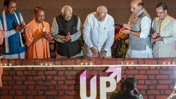 शिलान्यास करते पीएम मोदी (फोटो-PTI)