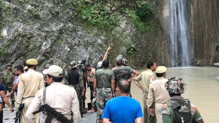 इसी झरने में नहा रहे श्रद्धालुओं के ऊपर गिरी थी चट्टान