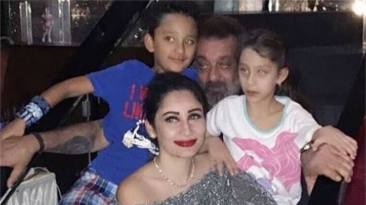 मान्यता दत्त अपनी फैमिली  के साथ 