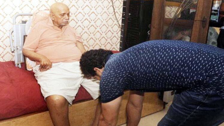 गुरु आचरेकर के पैर छूते सचिन
