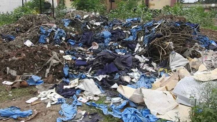 कचरे में मिली हजारों स्कूल यूनिफॉर्म