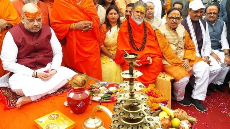 इलाहाबाद में संतों के साथ अमित शाह. (फोटो: पंकज श्रीवास्तव)