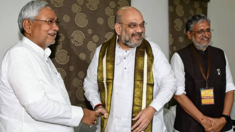 नीतीश कुमार, अमित शाह, सुशील मोदी (फोटो क्रेडिट- नदीम आलम)