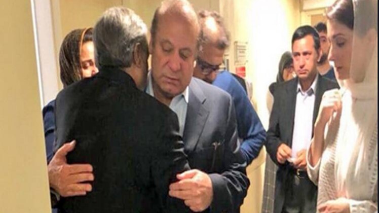 गिरफ्तारी से पहले परिवार से मिलते नवाज शरीफ