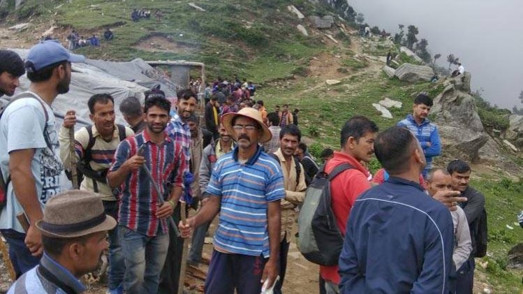 जंगलों में बच्ची को तलाशने वाले ग्रामीण