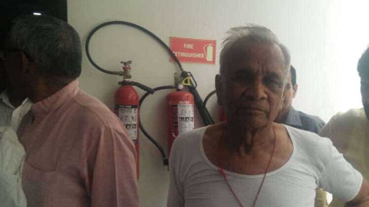 सपा उम्मीदवार तोताराम यादव का कुर्ता फाड़ दिया गया