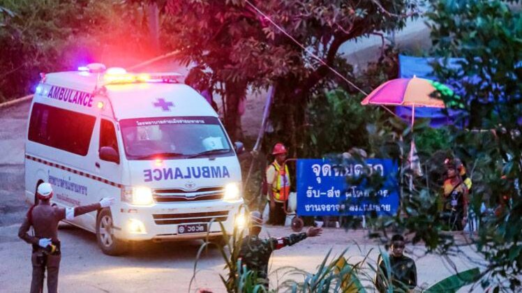 बच्चे डॉक्टर्स की देखरेख में 