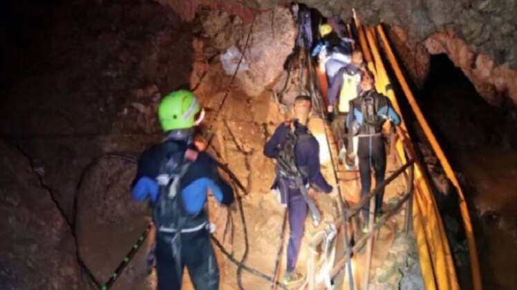 गुफा में फंसे खिलाड़ी